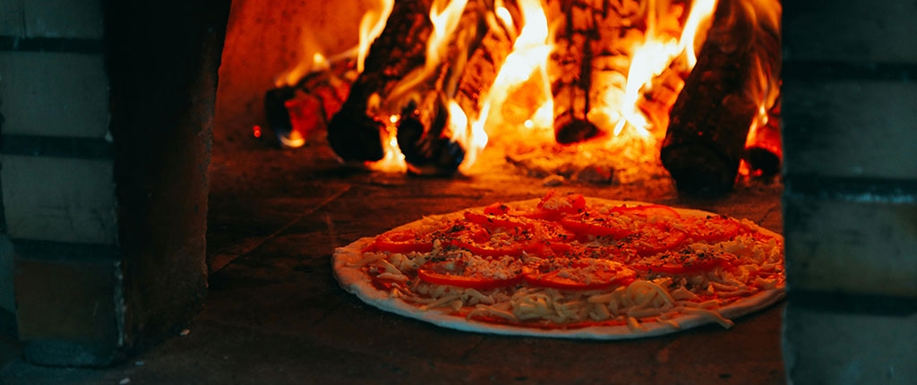 Hout voor pizzaoven kopen: De beste houtsoorten voor de perfecte pizza