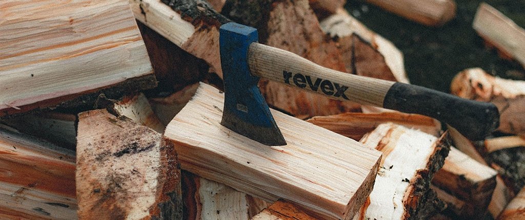 Haardhout kloven: traditionele methode met de hakbijl