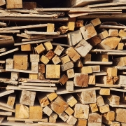 De gevaren van het stoken van behandeld of gelakt hout