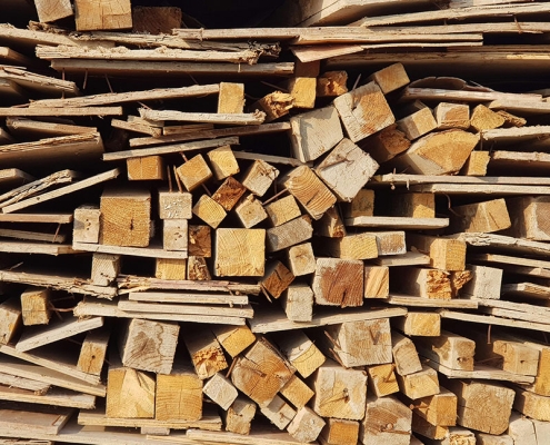 De gevaren van het stoken van behandeld of gelakt hout